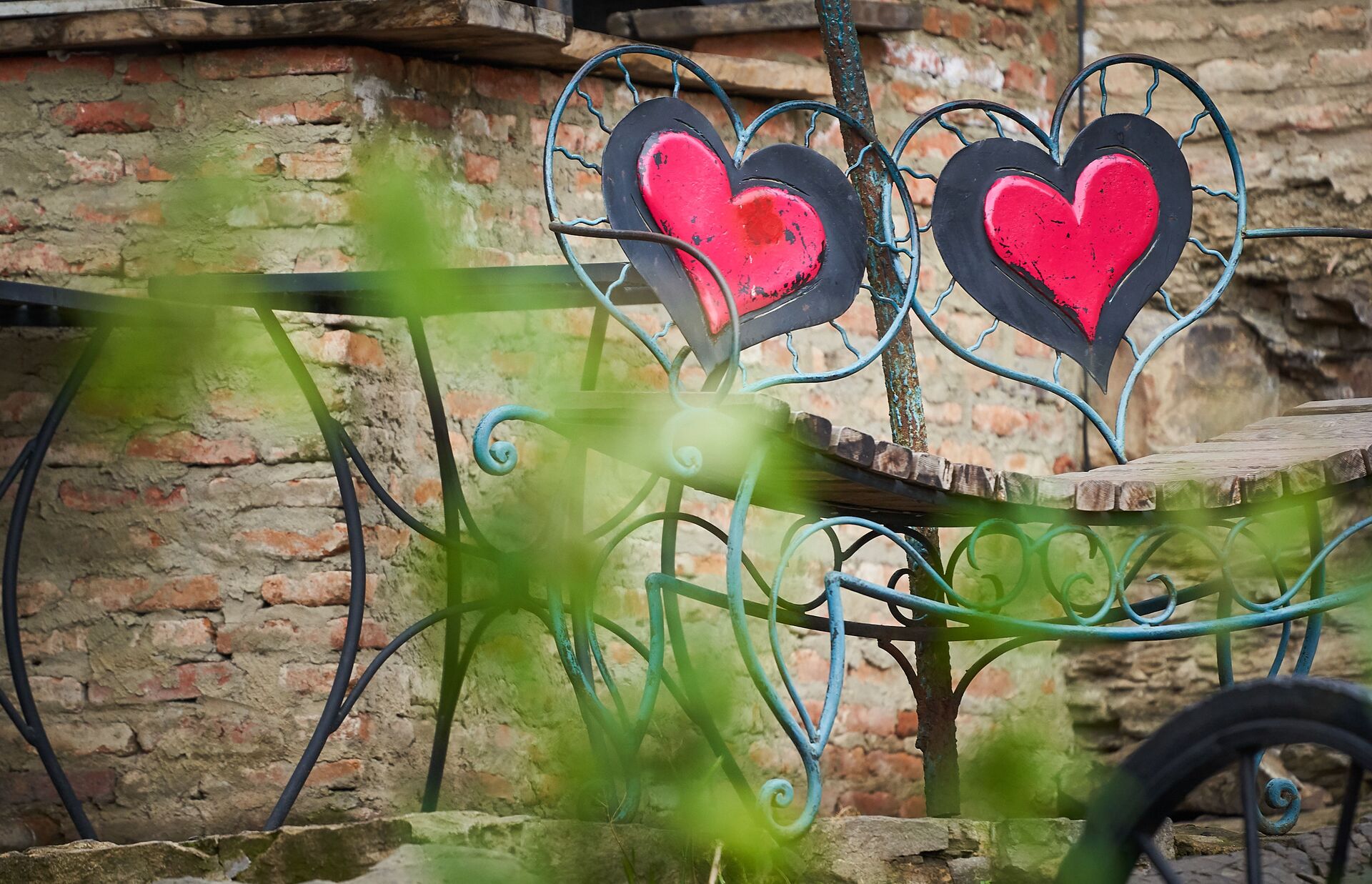 Скамейка с изображением на спинке двух сердец влюбленных в старом городе в районе Метехи - Sputnik საქართველო, 1920, 13.02.2024