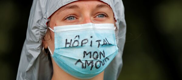 Участница акции протестов медицинских работников в Париже - Sputnik Грузия