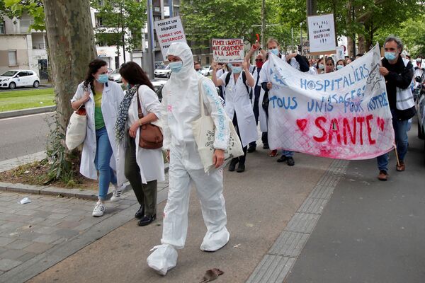 Тысячи медицинских работников вышли на улицы Франции в знак протеста против заработной платы и своих рабочих условий - Sputnik Грузия