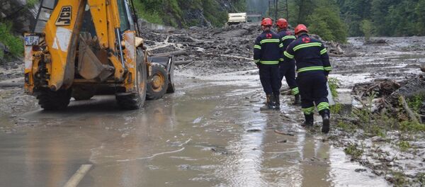 В муниципалитете Они оползень перекрыл дорогу - Sputnik Грузия