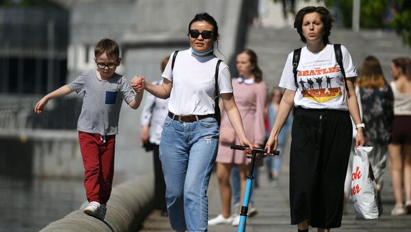 Люди гуляют в Центральном парке культуры и отдыха имени Горького в Москве - Sputnik Грузия