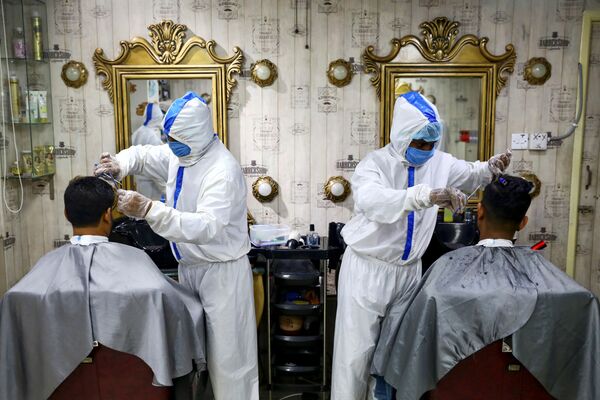 В период пандемии трудно отличить барберов от врачей в защитных костюмах  - Sputnik Грузия