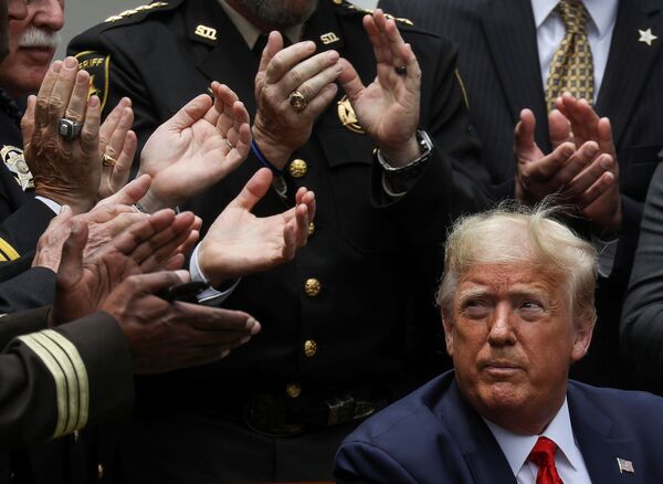Президент США Дональд Трамп после подписания распоряжения о реформе полиции в Розовом саду Белого дома США - Sputnik Грузия
