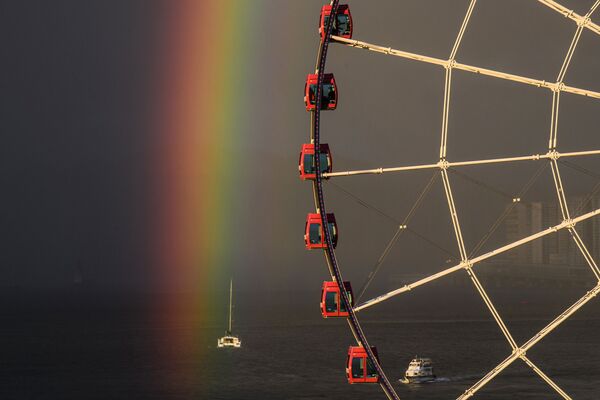 Невероятное зрелище - радуга за колесом обозрения в Гонконге  - Sputnik Грузия