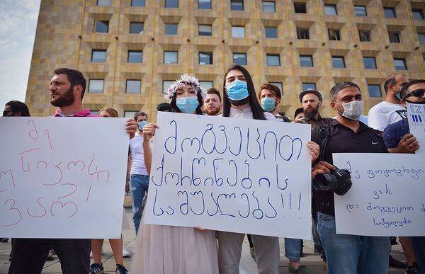 Десятки человек собрались в пятницу у здания правительственной администрации Грузии в Тбилиси на необычную акцию протеста, организованную с помощью социальных сетей - Sputnik Грузия