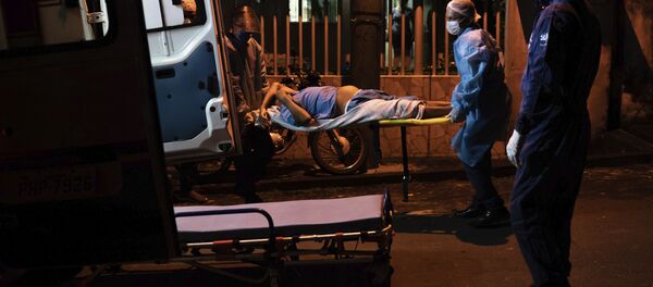 Медики увозят в клиники заразившихся новым коронавирусом COVID-19 в Бразилии - Sputnik Грузия
