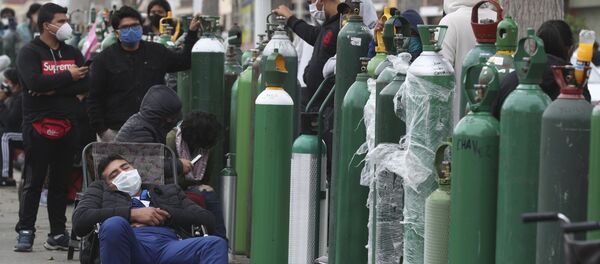 Люди заполняют баллоны с кислородом в Перу во время пандемии коронавируса COVID-19 - Sputnik Грузия