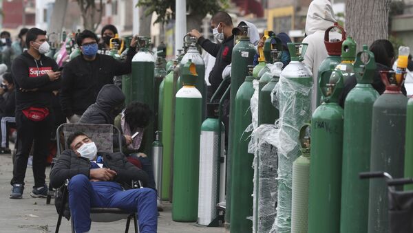 Люди заполняют баллоны с кислородом в Перу во время пандемии коронавируса COVID-19 - Sputnik Грузия