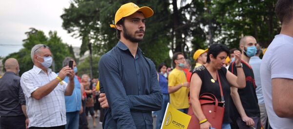 Акция протеста оппозиции у здания парламента 20 июня 2020 года. Участникам митинга от партии Лело - Sputnik Грузия