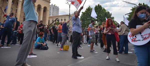 Акция протеста оппозиции у здания парламента 20 июня 2020 года. Участникам митинга держат флаги - Sputnik Грузия