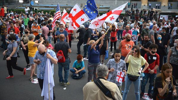 Акция протеста оппозиции у здания парламента 20 июня 2020 года. Участникам митинга держат флаги - Sputnik Грузия