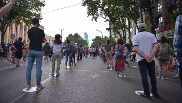 Акция протеста оппозиции у здания парламента 20 июня 2020 года. Участникам митинга соблюдают дистанцию - Sputnik Грузия