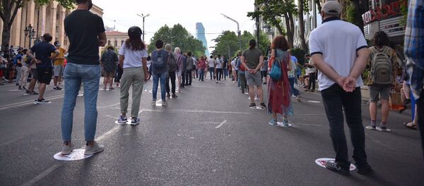 Акция протеста оппозиции у здания парламента 20 июня 2020 года. Участникам митинга соблюдают дистанцию Акция протеста оппозиции у здания парламента 20 июня 2020 года. Участникам митинга соблюдают дистанцию - Sputnik Грузия