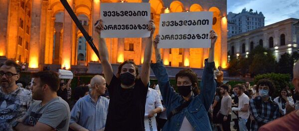 Акция протеста оппозиции у здания парламента 20 июня 2020 года. Участники митинга держат плакаты Встретимся на выборах - Sputnik Грузия