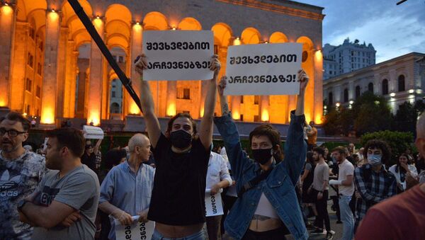 Акция протеста оппозиции у здания парламента 20 июня 2020 года. Участники митинга держат плакаты Встретимся на выборах - Sputnik Грузия
