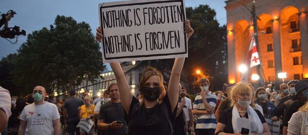 Акция протеста оппозиции у здания парламента 20 июня 2020 года. Женщина в защитной медицинской маске держит плакат Встретимся на выборах - Sputnik Грузия