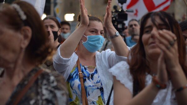 Акция протеста оппозиции у здания парламента 20 июня 2020 года. Женщина в защитной маске - Sputnik Грузия