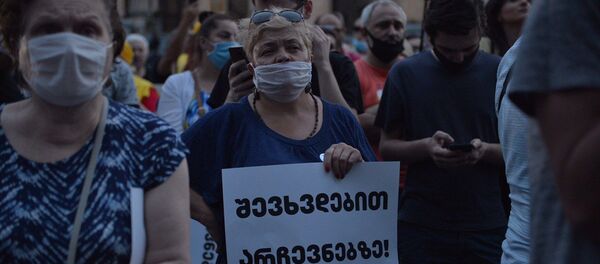 Акция протеста оппозиции у здания парламента 20 июня 2020 года. Пожилая женщина в защитной медицинской маске - Sputnik Грузия