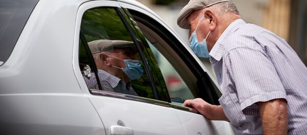 ხანდაზმული მამაკაცი ქუჩაში ტაქსს აჩერებს ხანდაზმული მამაკაცი ქუჩაში ტაქსს აჩერებს - Sputnik საქართველო