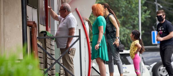 Соблюдение дистанции во время пандемии коронавируса. Очередь в магазин на улице - Sputnik Грузия