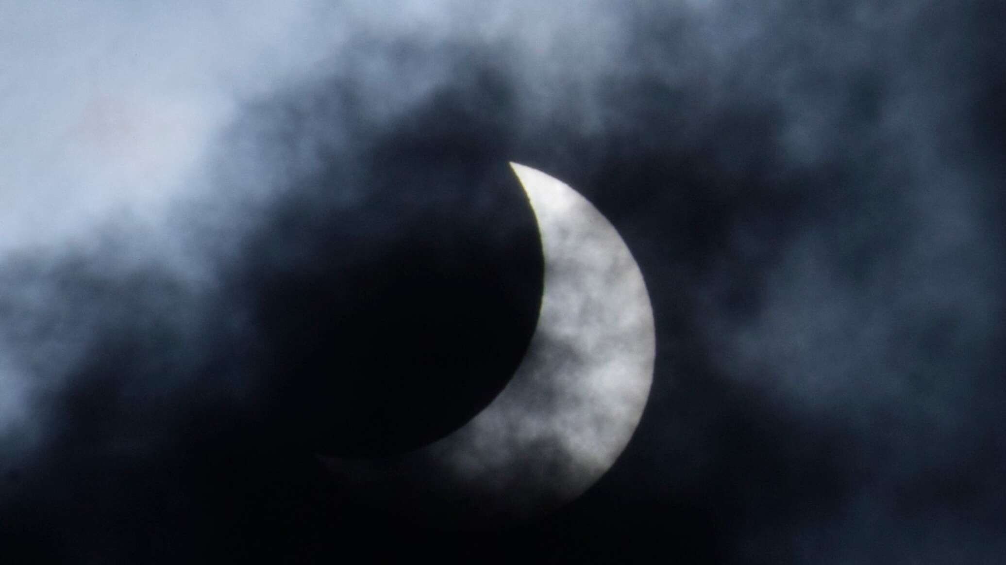 Луна 10 11. Солнечное затмение 2020. Частичное солнечное затмение. Солнечное затмение 14 октября 2023 года. Туман затмение.