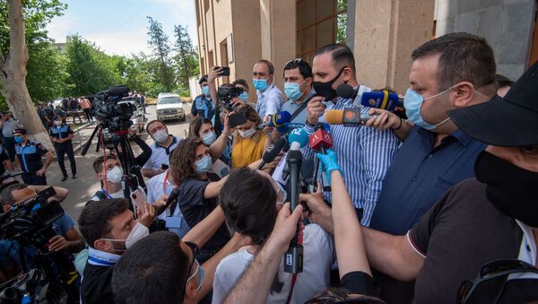 Адвокат Гагика Царукяна Ерем Саркисян отвечает на вопросы журналистов после окончания судебного заседания (21 июня 2020). Еревaн - Sputnik Грузия