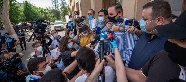 Адвокат Гагика Царукяна Ерем Саркисян отвечает на вопросы журналистов после окончания судебного заседания (21 июня 2020). Еревaн - Sputnik Грузия