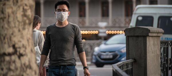 Иностранный турист в маске идет по центру столицы Грузии - Sputnik Грузия