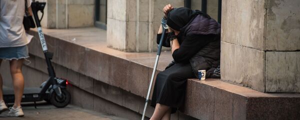 Пожилая женщина просит милостыню на улице Пожилая женщина просит милостыню на улице - Sputnik Грузия