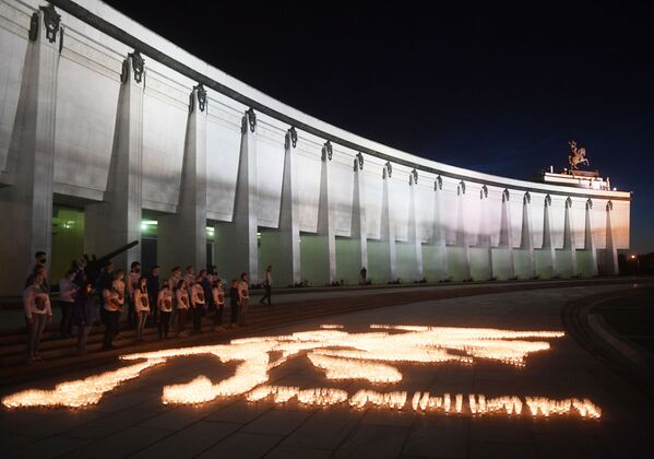 სანთლებით შექმნილი ინსტალაცია „ომის ცეცხლოვანი სურათი“ გამარჯვების მუზეუმთან მოსკოვში - Sputnik საქართველო