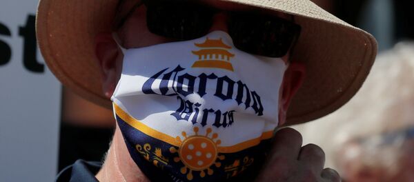 Человек в маске с надписью коронавирус в городе Массачусетс, США - Sputnik Грузия