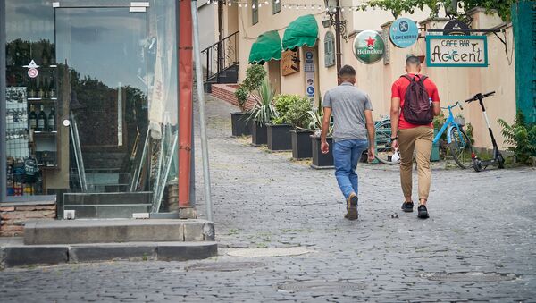 Туристы идут по историческому центру города мимо кафе и сувенирных магазинов - Sputnik Грузия