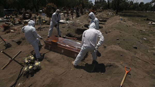 Похороны погибших от коронавируса в Сан-Лоренцо, Мехико, Мексика - Sputnik Грузия