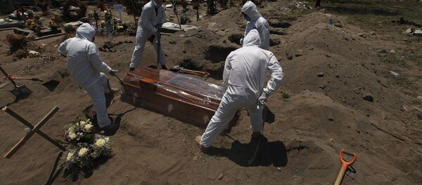 Похороны погибших от коронавируса в Сан-Лоренцо, Мехико, Мексика Похороны погибших от коронавируса в Сан-Лоренцо, Мехико, Мексика - Sputnik Грузия