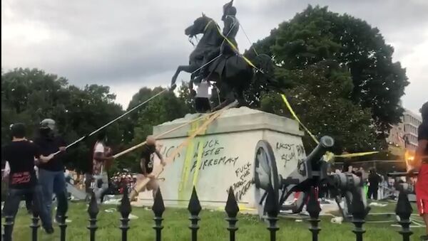 В США протестующие пытались повалить памятник 7-му президенту США - видео - Sputnik Грузия