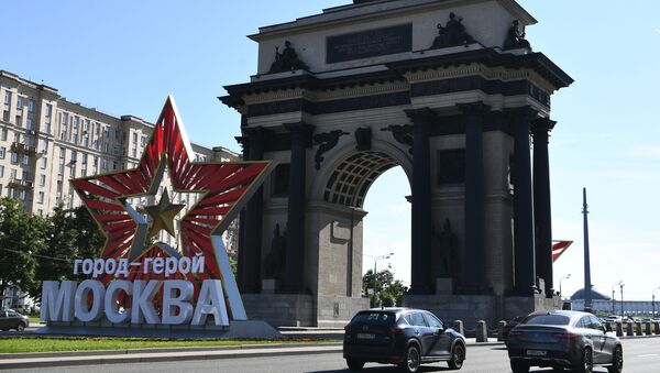 Звезда с надписью город-герой Москва у Триумфальной арки на Кутузовском проспекте в Москве - Sputnik Грузия