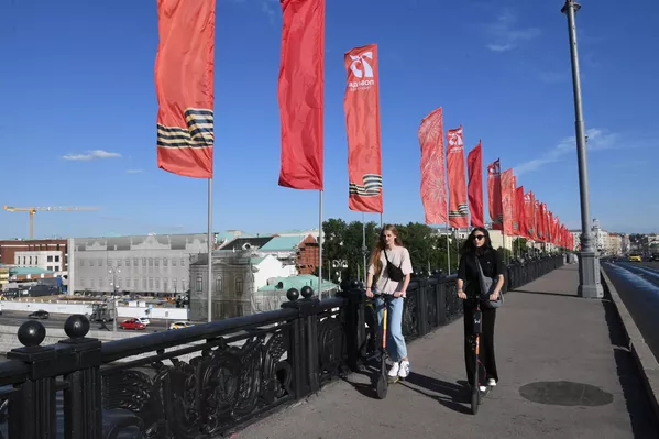 Более 700 флагов украсили перила центральных московских мостов Более 700 флагов украсили перила центральных московских мостов - Sputnik Грузия