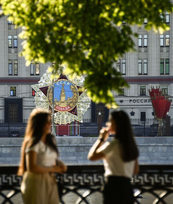 На фасадах домов на Кутузовском проспекте по традиции развесили красные стяги - Sputnik Грузия