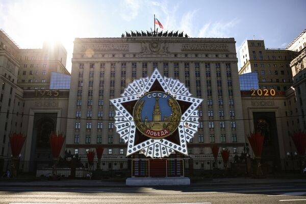 Арт-объекты можно увидеть и у здания Минобороны – там появились инсталляции Орден Победы и Салют Победы - Sputnik Грузия