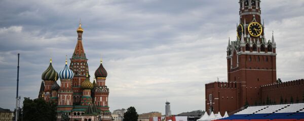 Люди на Красной площади в Москве во время подготовки к параду Победы - Sputnik Грузия