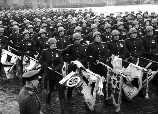 Сводная колонна советских воинов несла опущенные до земли 200 знамен немецко-фашистских войск, разгромленных на полях сражений

 - Sputnik Грузия