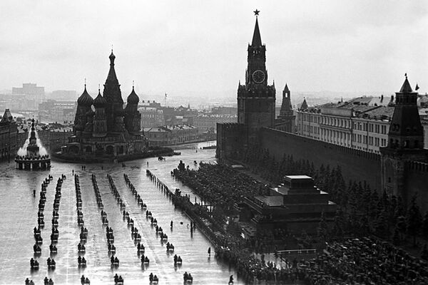 Парад Победы состоялся 24 июня 1945 года в ознаменование победы над Германией в Великой Отечественной войне на Красной площади в Москве

 - Sputnik Грузия