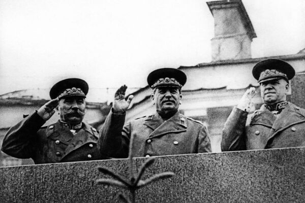 Генеральный секретарь ЦК ВКП(б)/КПСС Иосиф Сталин на трибуне во время Парада Победы на Красной площади 24 июня 1945 года - Sputnik Грузия