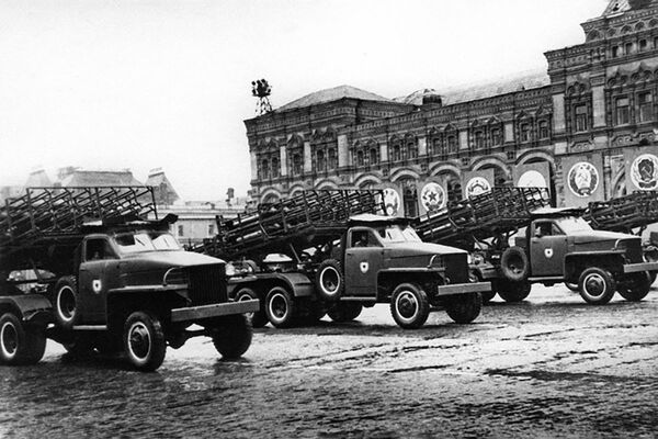 С 1996 года военные парады стали проводиться на Красной площади ежегодно, но без участия боевой техники - Sputnik Грузия