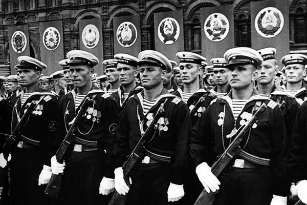 საბჭოთა კავშირის საჰაერო-საზღვაო ფლოტის სამხედრო მოსამსახურეები: ზემდეგები (პირველ რიგში) და რიგითები - Sputnik საქართველო
