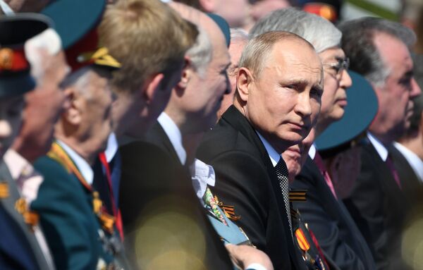Верховный главнокомандующий вооруженными силами РФ Владимир Путин находился на параде в окружении ветеранов Великой Отечественной войны - Sputnik Грузия