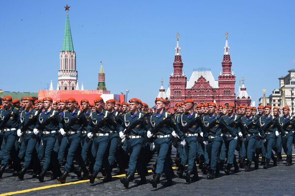 Военнослужащие парадных расчетов во время военного парада Победы на Красной площади - Sputnik Грузия