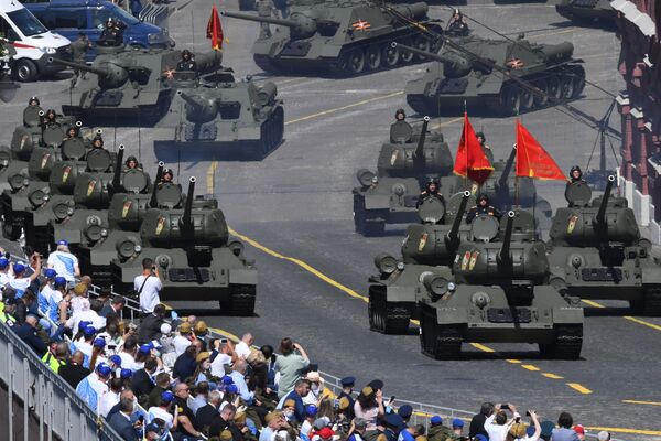 Танки Т-34-85 во время военного парада Победы на Красной площади - Sputnik Грузия