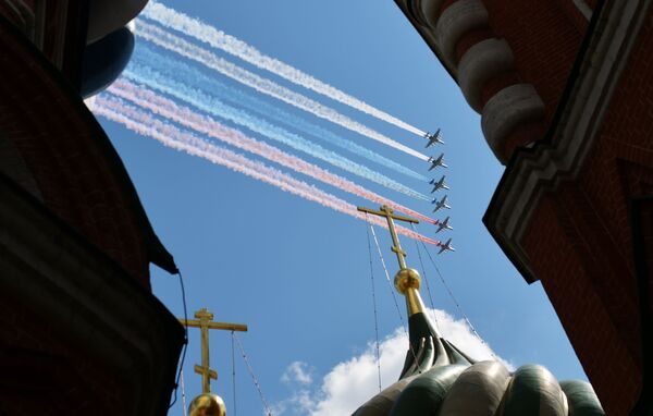 В воздушной части парада приняли участие штурмовики Су-25. По традиции, пролетая над центром Москвы, они окрасили небо в цвета российского триколора - Sputnik Грузия