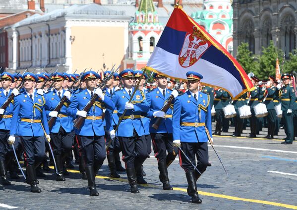 В параде приняли участие и представители армии Сербии

 - Sputnik Грузия